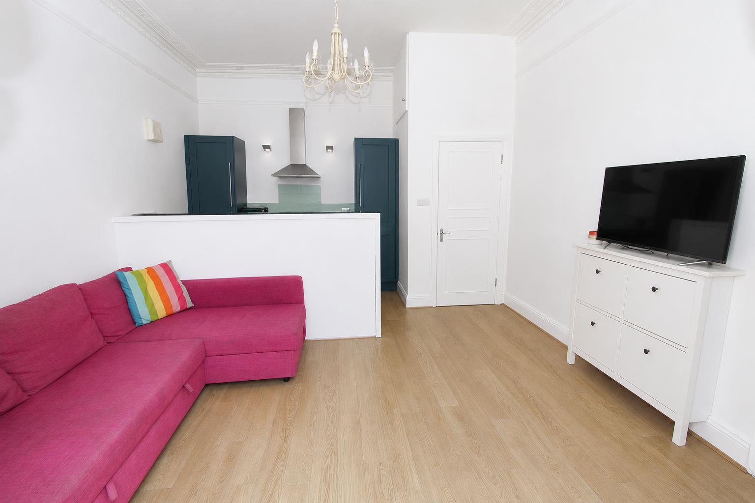 1 bed property in Queens Road, Wallington